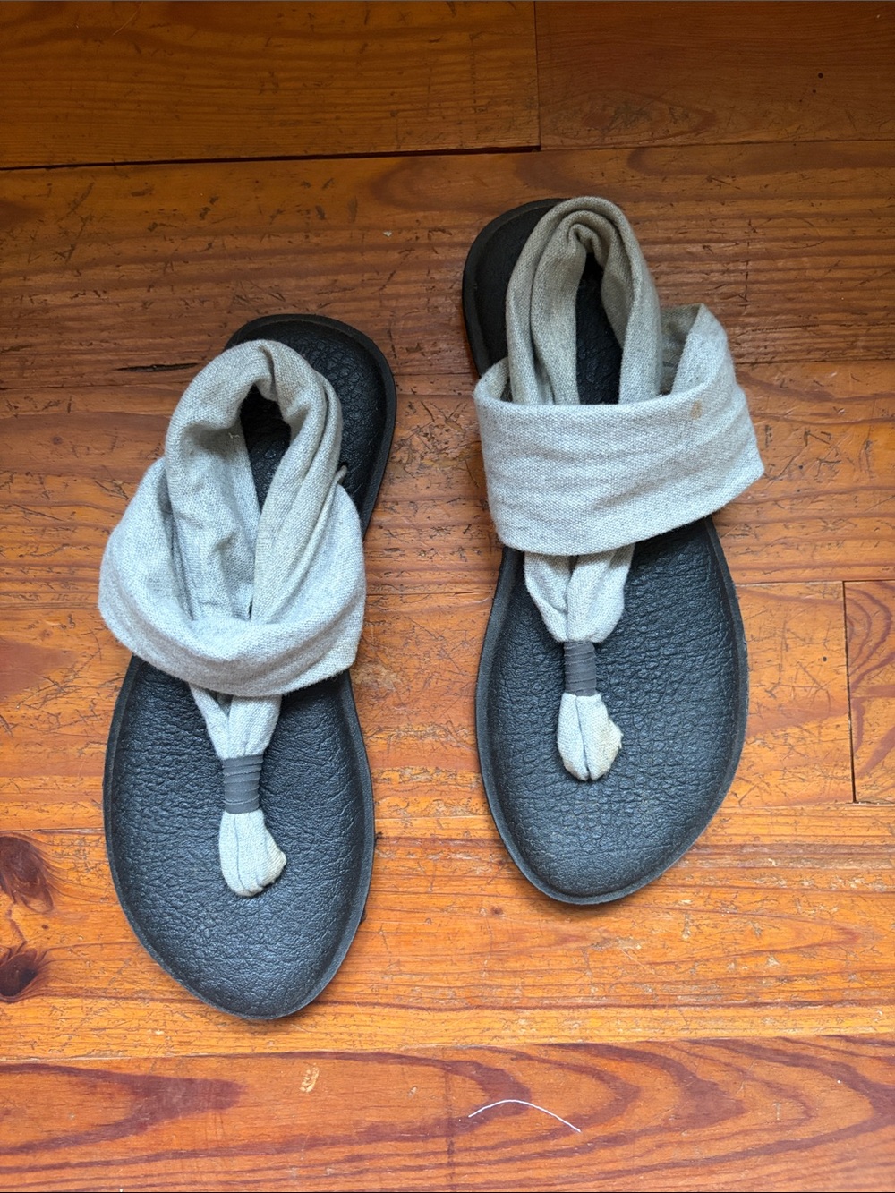 Sanuk Gray and Black Twist Strap Sandals